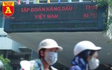 Nắng nóng 41 độ C, khách du lịch ở Hà Nội phải cầm quạt khi đi dạo